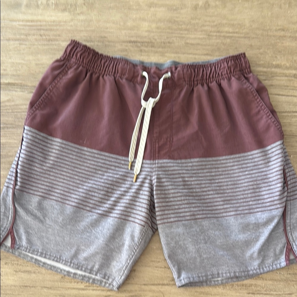 Vuori Trail Short, M, 7”, fully lined Men's Burgundy and Gray Striped Shorts